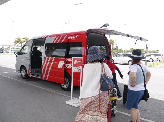在機場乘搭租車公司的接送車前往取車